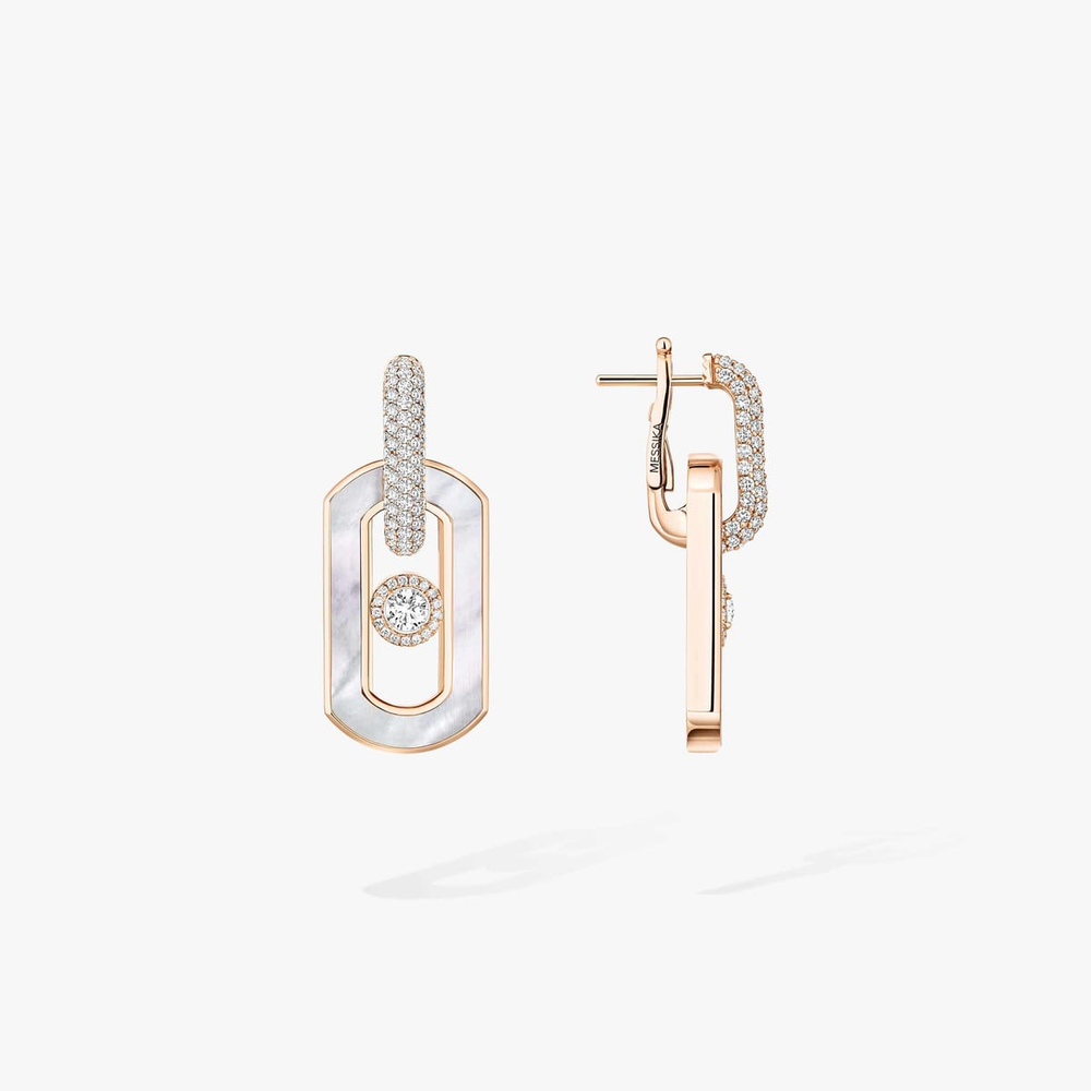 So Move Ohrhänger weißes Perlmutt So Move Ohrringe aus 18 Karat Roségold und weißem Perlmutt mit Diamanten ausgefasst und mit einem beweglichen Diamanten im Brillantschliff in der Mitte, von einer Diamantumrandung in Szene gesetzt.