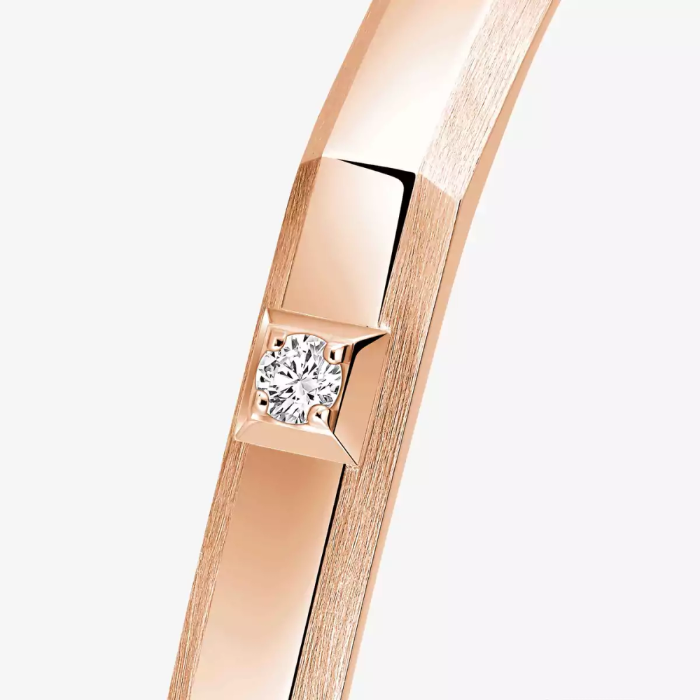 Bracelet Moderniste, moyen modèle Bracelet Moderniste en or rose 18 carats, serti d'un diamant taille brillant. Finition polie miroir sur le dessus.