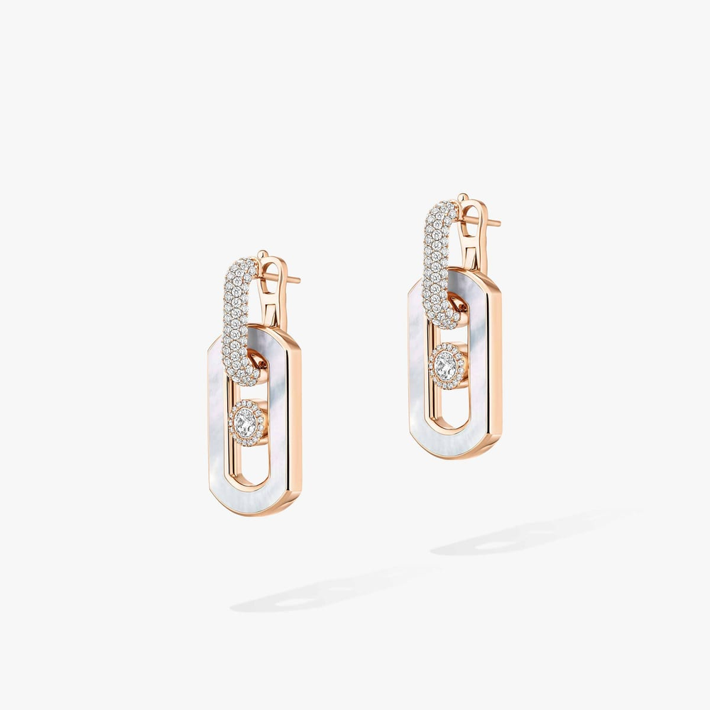 So Move Ohrhänger weißes Perlmutt So Move Ohrringe aus 18 Karat Roségold und weißem Perlmutt mit Diamanten ausgefasst und mit einem beweglichen Diamanten im Brillantschliff in der Mitte, von einer Diamantumrandung in Szene gesetzt.