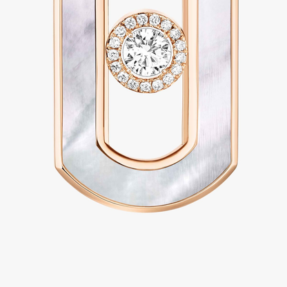 So Move Ohrhänger weißes Perlmutt So Move Ohrringe aus 18 Karat Roségold und weißem Perlmutt mit Diamanten ausgefasst und mit einem beweglichen Diamanten im Brillantschliff in der Mitte, von einer Diamantumrandung in Szene gesetzt.