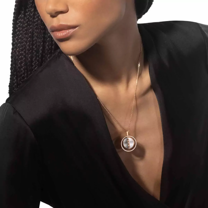 Lucky Move white mother-of-pearl necklace medium
